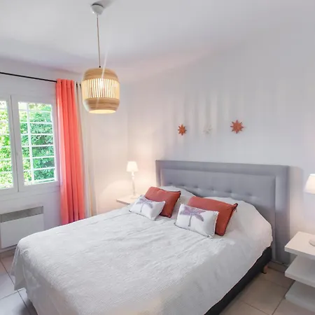 Holiday home Les Romarins